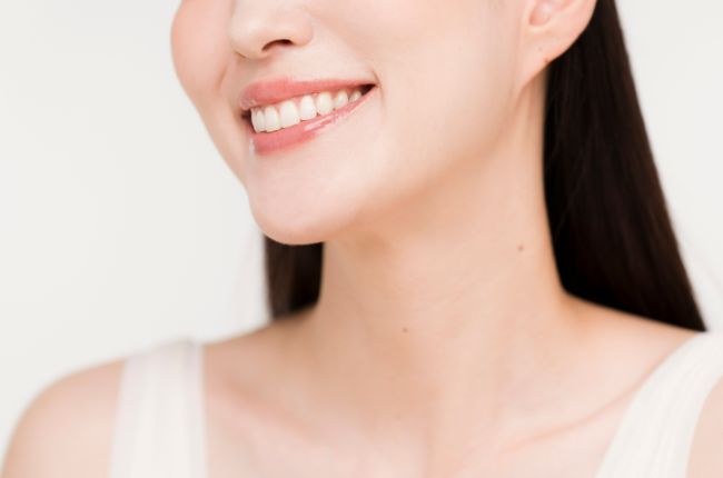 綺麗で白い歯を見せて微笑む口元
